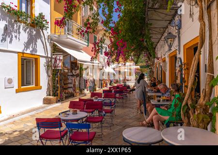Vista dei caffè e dei ristoranti di Gaios Plaza de l'Ascensione nella città di Gaios, Paxos, Mar Ionio, Isole greche, Grecia, Europa Foto Stock
