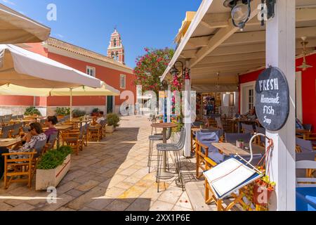 Vista dei caffè e dei ristoranti di Gaios Plaza de l'Ascensione nella città di Gaios, Paxos, Mar Ionio, Isole greche, Grecia, Europa Foto Stock
