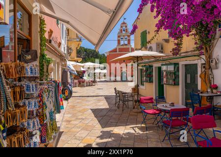 Vista dei caffè e dei ristoranti di Gaios Plaza de l'Ascensione nella città di Gaios, Paxos, Mar Ionio, Isole greche, Grecia, Europa Foto Stock