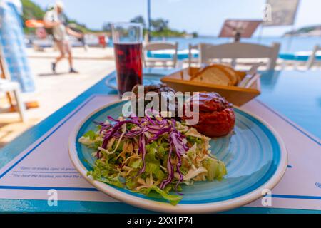 Vista dei peperoni ripieni al ristorante di Gaios, Paxos, Mar Ionio, isole greche, Grecia, Europa Foto Stock