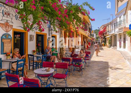 Vista dei caffè e dei ristoranti di Gaios Plaza de l'Ascensione nella città di Gaios, Paxos, Mar Ionio, Isole greche, Grecia, Europa Foto Stock