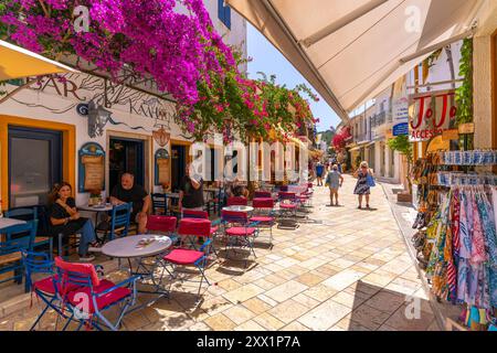 Vista dei caffè e dei ristoranti di Gaios Plaza de l'Ascensione nella città di Gaios, Paxos, Mar Ionio, Isole greche, Grecia, Europa Foto Stock
