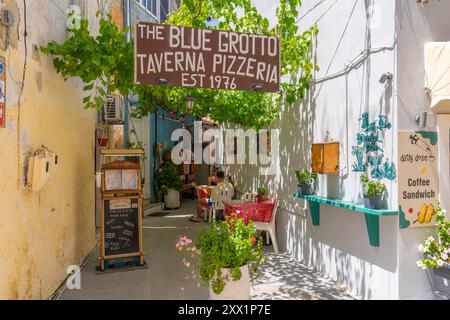 Vista della taverna e dei ristoranti vicino a Gaios Plaza de l'Ascensione nella città di Gaios, Paxos, Mar Ionio, Isole greche, Grecia, Europa Foto Stock