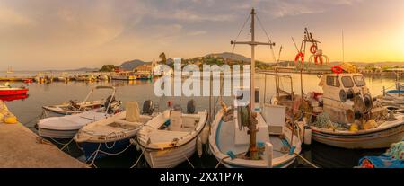 Vista delle barche del porto e del Santo monastero di Panagia Vlacherna a Corfù, Corfù, Mar Ionio, isole greche, Grecia, Europa Foto Stock