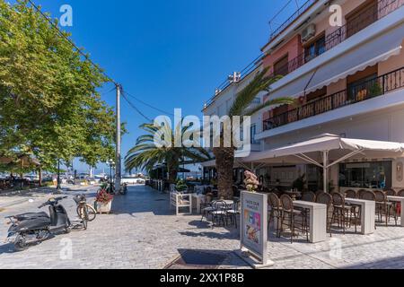 Vista dei ristoranti e delle caffetterie a Thassos, Thassos, Mar Egeo, isole greche, Grecia, Europa Foto Stock