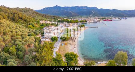 Vista della città di Thassos al tramonto, città di Thassos, Limena, Thassos, Mar Egeo, isole greche, Grecia, Europa Foto Stock