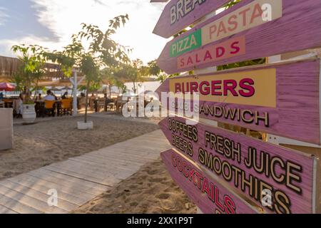 Veduta del ristorante e cartello a Thassos, Thassos, Mar Egeo, isole greche, Grecia, Europa Foto Stock