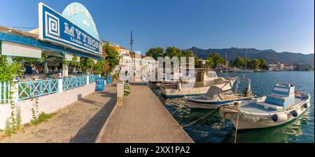 Vista del ristorante, delle barche e del porto di Thassos, Thassos, Mar Egeo, isole greche, Grecia, Europa Foto Stock