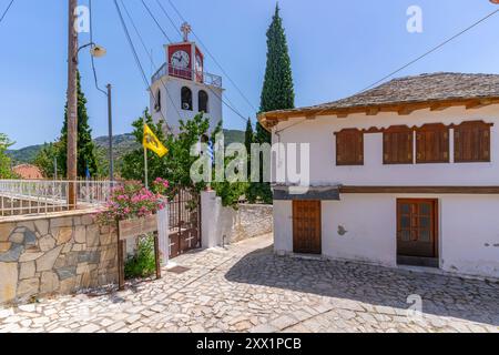 Veduta della torre dell'orologio della Chiesa greco-ortodossa, di Teologo, di Tasso, del Mar Egeo, delle isole greche, Grecia, Europa Foto Stock