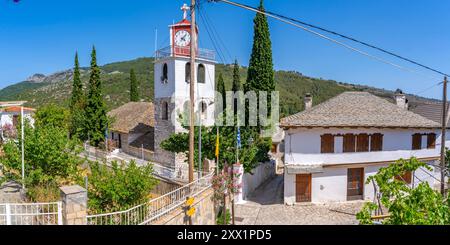 Veduta della torre dell'orologio della Chiesa greco-ortodossa, di Teologo, di Tasso, del Mar Egeo, delle isole greche, Grecia, Europa Foto Stock