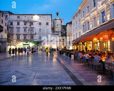 Ristorante pavimentato in Piazza del popolo, Spalato, Croazia, Europa Foto Stock