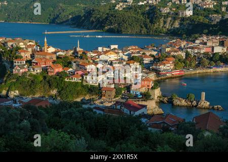 Amasra, Turchia - 7 agosto 2024: Amasra è una piccola città portuale del Mar Nero nella provincia di Bartin, Turchia. Foto Stock