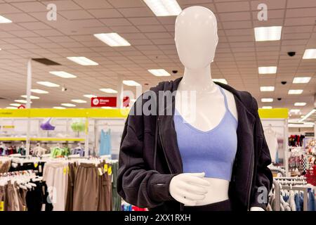 Un manichino vestito da atletica casual si trova al centro di un negozio al dettaglio Foto Stock