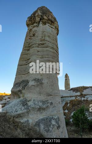 Goreme, Turchia - 14 agosto 2024: Formazioni geologiche uniche nella valle di Gorkundere in Cappadocia, Turchia. Foto Stock