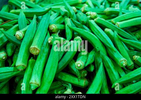 Un assortimento di okra freschi o savoiardi in un supermercato asiatico Foto Stock