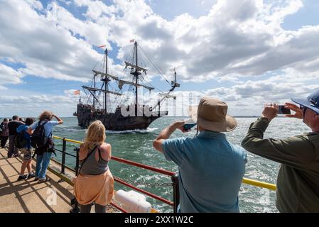 Galeon Andalucia replica galeone spagnolo del XVII secolo che arriva al Molo di Southend per essere aperto al pubblico per visite. Visitatori che guardano la nave Foto Stock