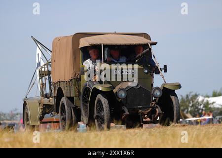 Un tender Crossley 25/30 che traina la coda di un aereo in parata allo Yorkshire Wartime Experience a Hunsworth, West Yorkshire, Regno Unito Foto Stock