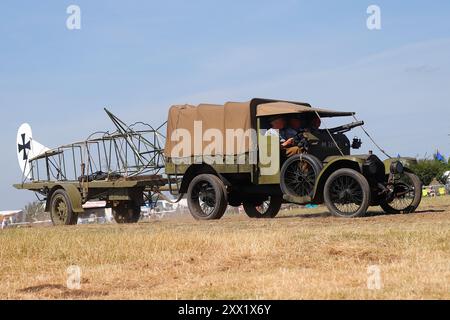 Un tender Crossley 25/30 che traina la coda di un aereo in parata allo Yorkshire Wartime Experience a Hunsworth, West Yorkshire, Regno Unito Foto Stock