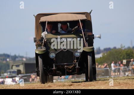 Un tender Crossley 25/30 che traina la coda di un aereo in parata allo Yorkshire Wartime Experience a Hunsworth, West Yorkshire, Regno Unito Foto Stock