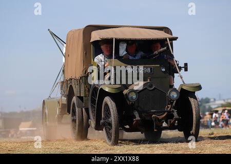 Un tender Crossley 25/30 che traina la coda di un aereo in parata allo Yorkshire Wartime Experience a Hunsworth, West Yorkshire, Regno Unito Foto Stock