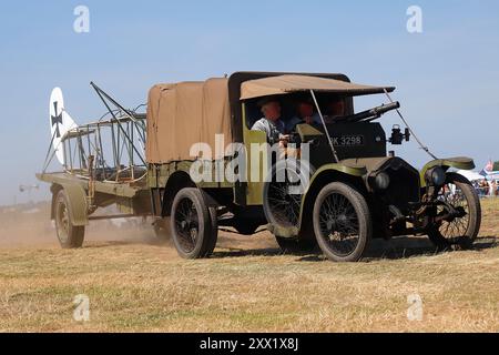 Un tender Crossley 25/30 che traina la coda di un aereo in parata allo Yorkshire Wartime Experience a Hunsworth, West Yorkshire, Regno Unito Foto Stock