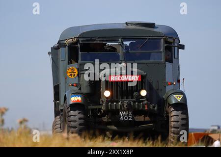 Un camion di recupero militare in parata all'esperienza di guerra dello Yorkshire Foto Stock