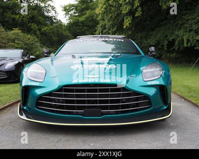 La safety car Aston Martin Vantage F1 alla fiera automobilistica di Netherby Hall Foto Stock