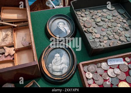 Ritratti, monete e punte di freccia in vendita in un eccentrico mercato di antiquariato all'aperto a Copenaghen, Danimarca Foto Stock