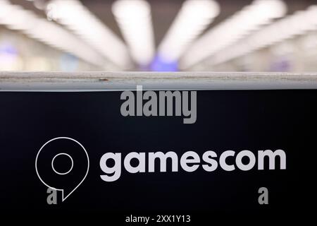 DAS Logo der Gamescom im Eingangsbereich der Gamescom 2024 a Köln. Morgen eröffnet Europas führende Messe für digitales Gaming a Köln ihre Tore. Erstmals werden über 1400 Aussteller zu der Video- und Computerspielmesse erwartet. Themenbild, Symbolbild Köln, 20.08.2024 NRW Deutschland *** il logo Gamescom nell'area di ingresso del Gamescom 2024 di Colonia la fiera leader in Europa per il gioco digitale apre le porte a Colonia domani per la prima volta, oltre 1.400 espositori sono attesi alla fiera dei videogiochi e dei videogiochi Theme image, Symbolic image Cologne, 20 08 2024 NRW Germany Co Foto Stock