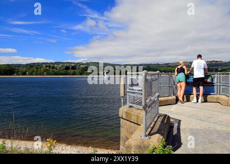 Punto panoramico attraverso il bacino idrico di Llanishen - parco di campagna "Lisvane & Llanishen Reservoirs", Cardiff, Galles del Sud, Regno Unito. Presa agosto 2024 Foto Stock