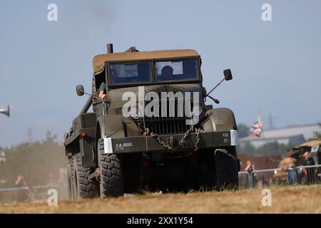 Camion di recupero militare della seconda guerra mondiale in parata allo Yorkshire Wartime Experience a Hunsworth, West Yorkshire, Regno Unito Foto Stock