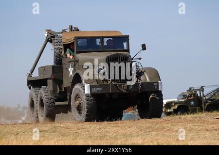 Camion di recupero militare della seconda guerra mondiale in parata allo Yorkshire Wartime Experience a Hunsworth, West Yorkshire, Regno Unito Foto Stock