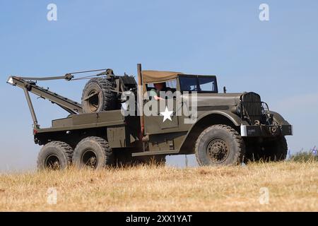 Camion di recupero militare della seconda guerra mondiale in parata allo Yorkshire Wartime Experience a Hunsworth, West Yorkshire, Regno Unito Foto Stock