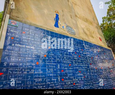 08 21 2024 - Parigi, Francia. Muro dell'amore a Montmartre Parigi. I Love You è scritto su di esso in tutte le lingue internazionali Foto Stock