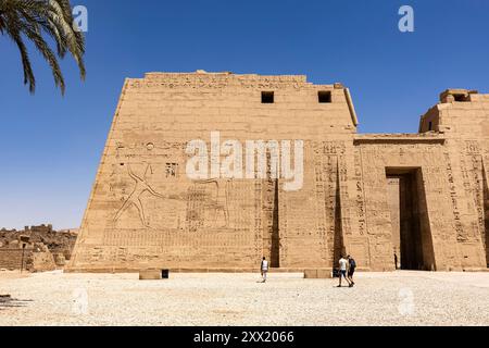 Medinet Habu, Tempio Mortuario di Ramses III, primo pilone, porta della torre, sponda occidentale, Luxor, Egitto, Nord Africa, Africa Foto Stock