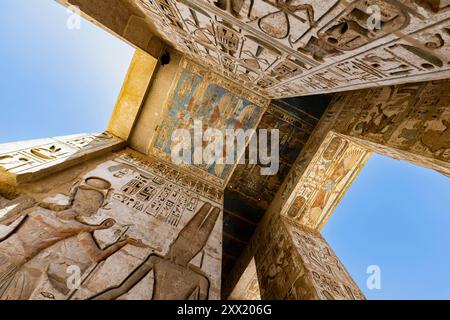 Medinet Habu, Tempio Mortuario di Ramses III, soffitto del secondo pilone con rilievo e dipinti, Luxor, Egitto, Nord Africa, Africa Foto Stock