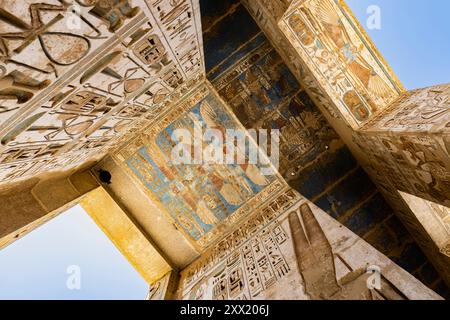 Medinet Habu, Tempio Mortuario di Ramses III, soffitto del secondo pilone con rilievo e dipinti, Luxor, Egitto, Nord Africa, Africa Foto Stock