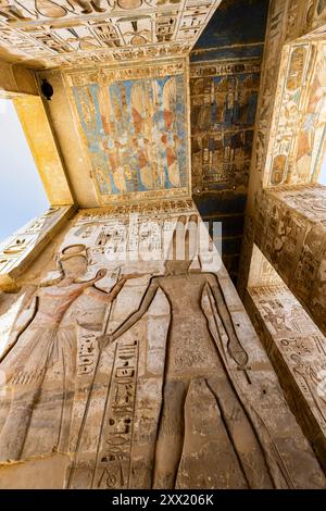 Medinet Habu, Tempio Mortuario di Ramses III, soffitto del secondo pilone con rilievo e dipinti, Luxor, Egitto, Nord Africa, Africa Foto Stock