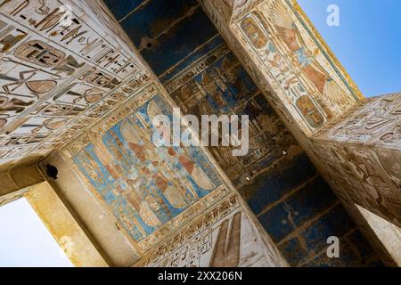 Medinet Habu, Tempio Mortuario di Ramses III, soffitto del secondo pilone con rilievo e dipinti, Luxor, Egitto, Nord Africa, Africa Foto Stock