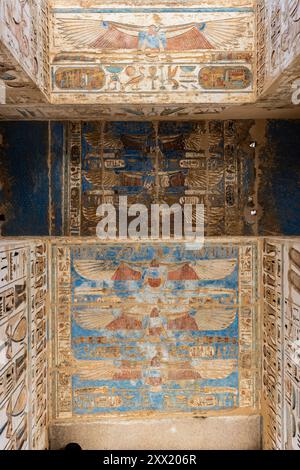 Medinet Habu, Tempio Mortuario di Ramses III, soffitto del secondo pilone con rilievo e dipinti, Luxor, Egitto, Nord Africa, Africa Foto Stock