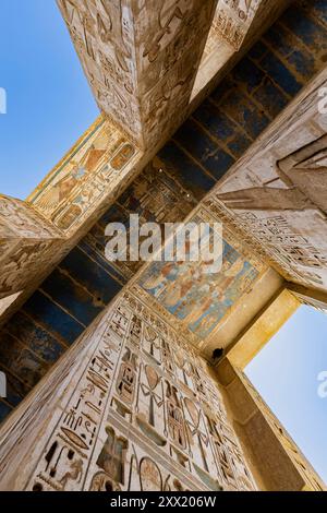 Medinet Habu, Tempio Mortuario di Ramses III, soffitto del secondo pilone con rilievo e dipinti, Luxor, Egitto, Nord Africa, Africa Foto Stock