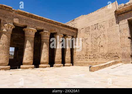 Medinet Habu, Tempio Mortuario di Ramses III, primo cortile con corridoio, Luxor, Egitto, Nord Africa, Africa Foto Stock