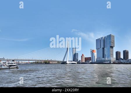 Rotterdam, Paesi Bassi - 10 aprile 2024: Paesaggio urbano di Rotterdam. Ponte Erasmus e edificio De Rotterdam sul Wilhelminapier Foto Stock