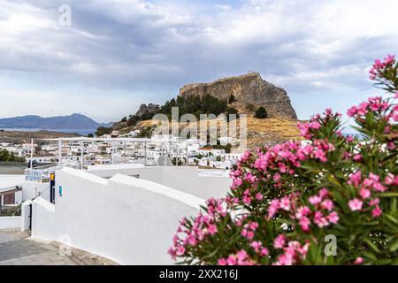 Rodi, Grecia - 9 maggio 2024: Lindos, piccolo villaggio bianco e l'Acropoli, scenario dell'isola di Rodi sul Mar Egeo. Foto Stock