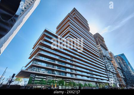 Rotterdam, Paesi Bassi - 10 aprile 2024: La torre terrazzata sul viale Boompjes accanto al fiume Nieuwe Maas nel wijnhaveneiland Foto Stock