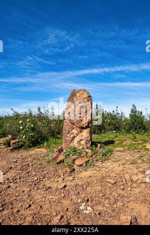 Arenaria Menir da Vilarinha, risalente al 6000-4500 a.C., sulle colline asciutte vicino a vale Fuzeiros, Algarve in Portogallo. Circuito Arqueologico da Vilarinha Foto Stock