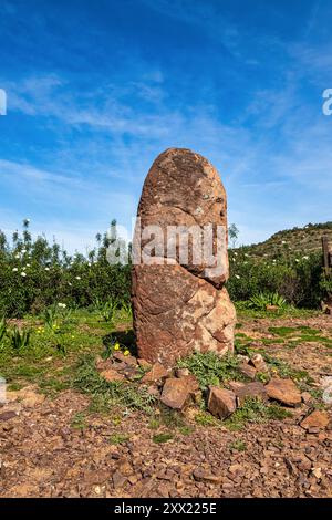 Arenaria Menir da Vilarinha, risalente al 6000-4500 a.C., sulle colline asciutte vicino a vale Fuzeiros, Algarve in Portogallo. Circuito Arqueologico da Vilarinha Foto Stock