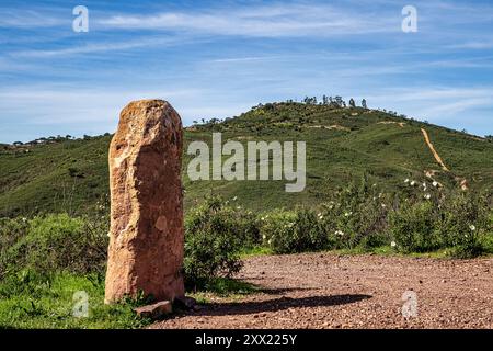 Arenaria Menir da Vilarinha, risalente al 6000-4500 a.C., sulle colline asciutte vicino a vale Fuzeiros, Algarve in Portogallo. Circuito Arqueologico da Vilarinha Foto Stock