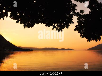 Tramonto arancione sul lago di Zugo al crepuscolo, Svizzera centrale, Svizzera Foto Stock