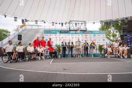 WIEN, OESTERREICH - 21 ANNI. AGOSTO: Rolli-Basketball Oesterreichische Maenner-Mannschaft, Oesterreichische Maenner-Mannschaft, Vizekanzler und Bundesminister fuer Kunst, Kultur, oeffentlichen Dienst und Sport . Werner Kogler (Die Gruenen), Oesterreichischer Basketballverband - OeBSV - (Basketball Austria) Praesident Helmut Niederhofer, Managing Director von Presenting-Partner win2day Georg Wawer (2 v. R.), Visa Country Managerin Stefanie Ahammer (1. v. R.) und Oesterreichische Frauen-Mwinschaft waehrend des Medienterschaft waehrend des Medienterschaft 3 2024 Foto Stock